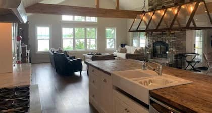 Rideau Lake cottage with hot tub & sunsets