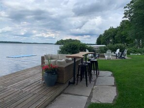 Outdoor dining - Rideau Lake cottage with hot tub & sunsets (Lombardy)