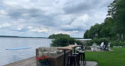 Rideau Lake cottage with hot tub & sunsets