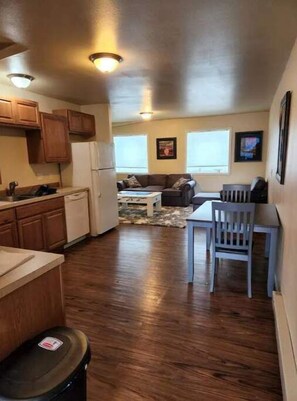 スマートテレビ、テーブルサッカー台、書庫