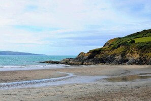 Beach - Harbour View, Fishguard (Goodwick)