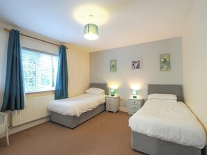 6 bedrooms, travel crib, free WiFi, bed sheets