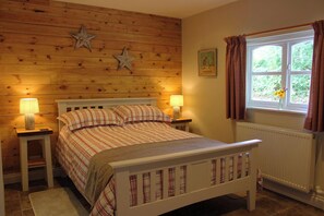 1 bedroom, free WiFi, bed sheets - The Hideaway, Aberporth (Brongest)