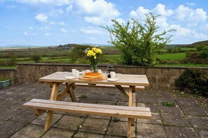 Outdoor dining - Y Bwthyn, Fishguard - Three Bedroom Cottage, Sleeps 6 (Saint Nicholas)