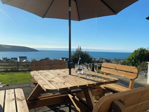 تناول الطعام بالخارج