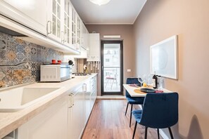 Kühlschrank, Mikrowelle, Wasserkocher mit Kaffee-/Teezubehör