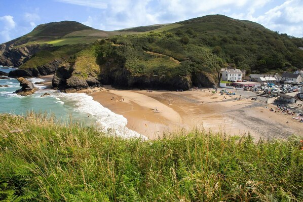 Beach nearby - Maelfa Crannog Isaf, Llangrannog (Llangrannog)