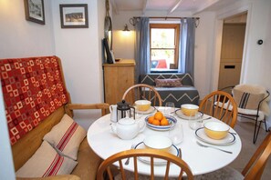 TV, fireplace, DVD player, books - Y Bwthyn, Newport - Two Bedroom Cottage, Sleeps 4 (Newport)