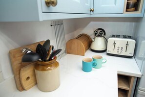 Interior - Y Bwthyn, Newport - Two Bedroom Cottage, Sleeps 4 (Newport)