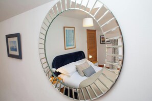 2 bedrooms, free WiFi, bed sheets - Y Bwthyn, Newport - Two Bedroom Cottage, Sleeps 4 (Newport)