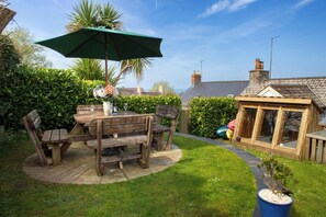 Outdoor dining - Y Bwthyn, Newport - Two Bedroom Cottage, Sleeps 4 (Newport)