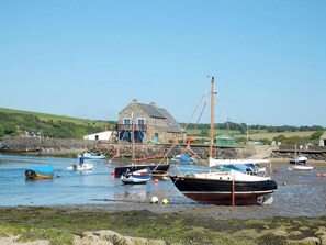 Marina - Y Bwthyn, Newport - Two Bedroom Cottage, Sleeps 4 (Newport)