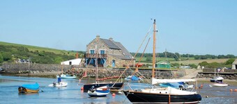 Y Bwthyn, Newport - Two Bedroom Cottage, Sleeps 4