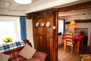 Smart TV, fireplace - Maes yr Afon, St Dogmaels (Saint Dogmaels)