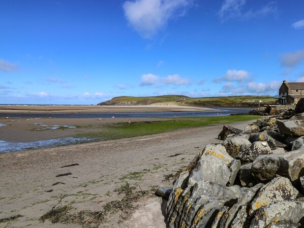 Beach nearby - Parrog Stores (Newport)