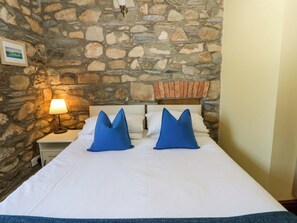 Cottage | 3 bedrooms, individually decorated, individually furnished, free WiFi - Parrog Stores (Newport)