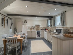 Fridge, microwave, oven, dishwasher - Blaenfforest Granary, Newcastle Emlyn (Cwmhiraeth)