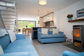 Een televisie, een open haard, een dvd-speler en een stereo