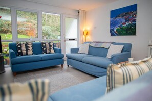 Fernseher, Kamin, DVD-Player, Stereoanlage