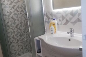 Dusche, Bidet, HandtĂŒcher, Seife