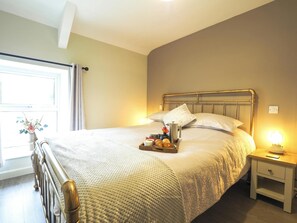 4 bedrooms, iron/ironing board, free WiFi, bed sheets - Bryndalis, Aberaeron (Dihewyd)