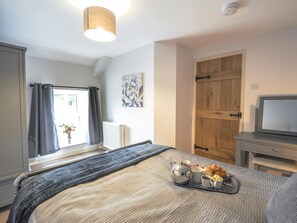 4 bedrooms, iron/ironing board, free WiFi, bed sheets - Bryndalis, Aberaeron (Dihewyd)