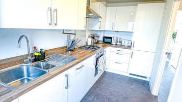 House | Private kitchen | Fridge, microwave, oven, stovetop