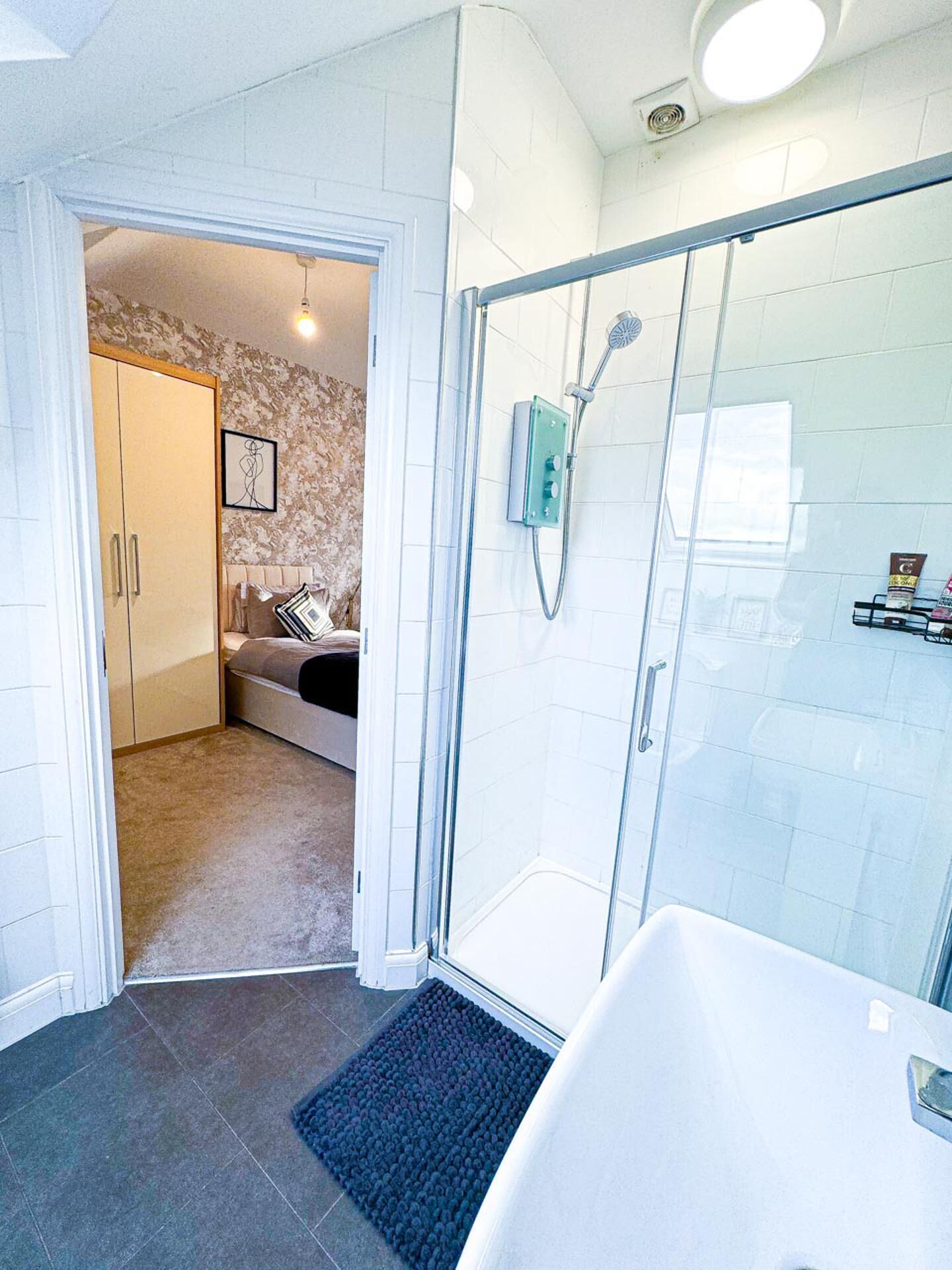 House | Bathroom | Separate bathtub and shower, deep-soaking bathtub, free toiletries