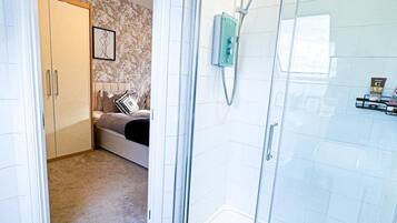 House | Bathroom | Separate bathtub and shower, deep-soaking bathtub, free toiletries
