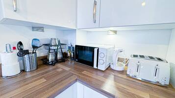 House | Private kitchen | Fridge, microwave, oven, stovetop