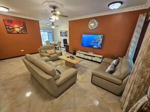 Smart TV - Luxurious 2 bedroom Apartment (Accra)