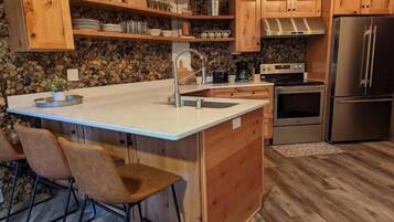 Kjøleskap, mikrobølgeovn, ovn og kokeplater