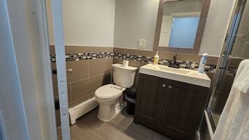 Haartrockner, Handtücher, Seife, Toilettenpapier