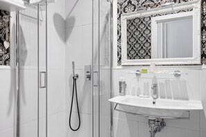 Superior Room | Bathroom | Free toiletries, hair dryer, slippers