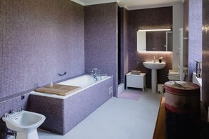Dusche, Haartrockner, Bidet, Handtücher