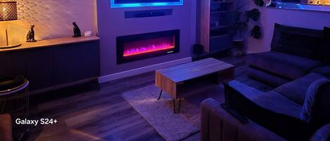 Smart TV, fireplace