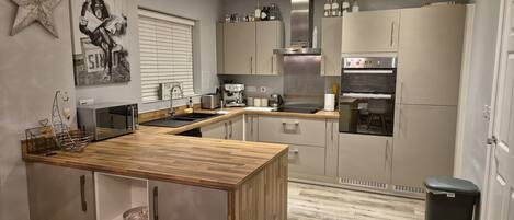 雪櫃、微波爐、焗爐、爐具