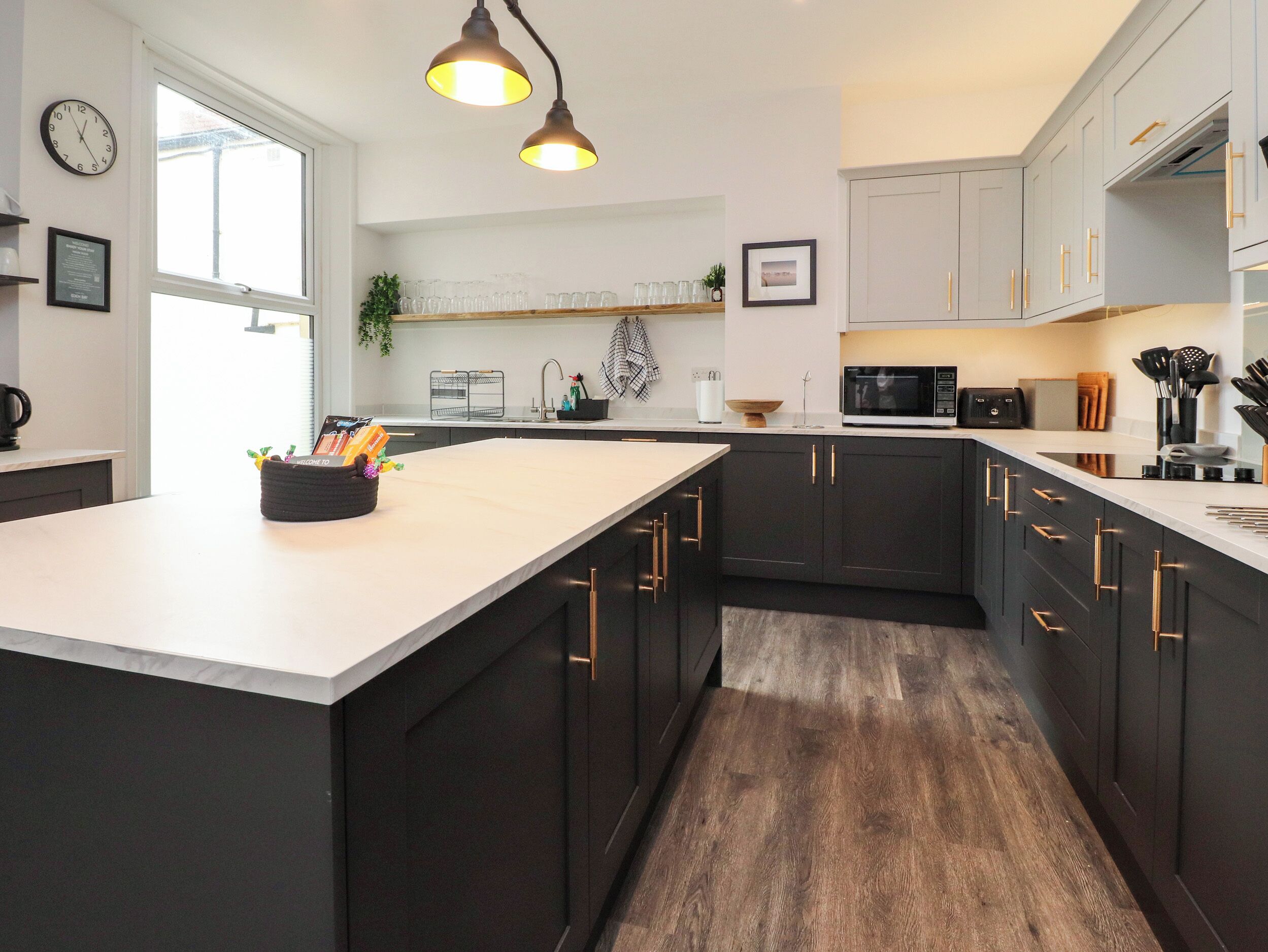 Jääkaappi, astianpesukone, vedenkeitin, leivänpaahdin