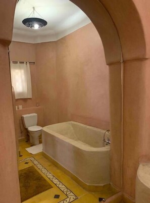 Toallas, jabón, shampoo, papel de baño 
