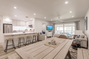 Living area - 1041 PD - Premium Plus - Garden Pool View Retreat (Siesta Key)