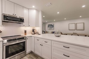 Coffee/tea maker, fridge, microwave, oven - 1041 PD - Premium Plus - Garden Pool View Retreat (Siesta Key)