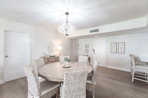 Dining - 1055 -106 Premium Unit (Siesta Key)