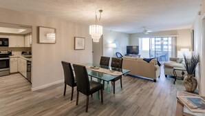 Un apartamento moderno con comedor, cocina, sala de estar y balcón.