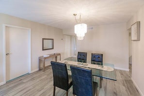 Dining - 1055-506 Standard Unit (Siesta Key)