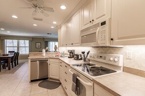 Cookware/dishes/utensils - 1077 PD - Standard - Large Garden Oasis Condo (Siesta Key)