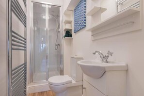 Apartamento | Banheiro | Chuveiro, produtos de toalete grátis, secador de cabelo 