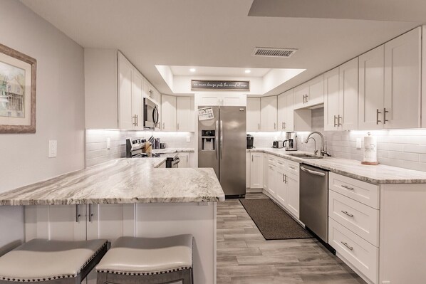 Fridge, cookware/dishes/utensils - 1080-702 -Standard Plus - Escape to Tropical Tranquility (Siesta Key)