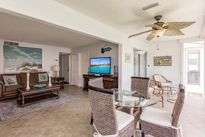 Interior - 1081 PD - Standard Plus - Unwind in Our Spacious Townhome Oasis (Siesta Key)