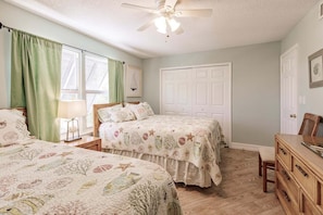 2 bedrooms, iron/ironing board, free WiFi, bed sheets - 1081 PD - Standard Plus - Unwind in Our Spacious Townhome Oasis (Siesta Key)