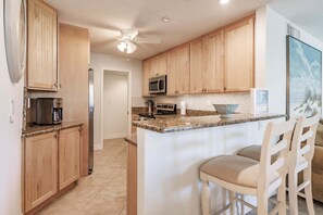 Coffee/tea maker, fridge, microwave, oven - 1081 PD - Standard Plus - Unwind in Our Spacious Townhome Oasis (Siesta Key)
